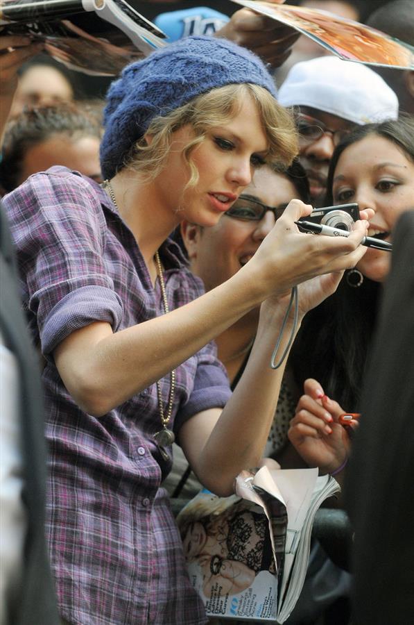 Taylor Swift arriving David Letterman Show October 26, 2010 