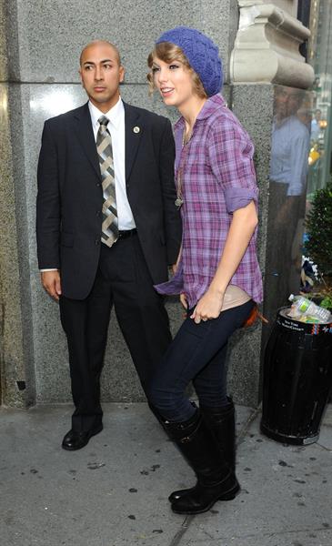 Taylor Swift arriving David Letterman Show October 26, 2010 