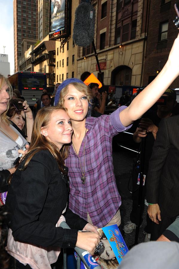 Taylor Swift arriving David Letterman Show October 26, 2010 