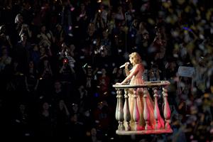 Taylor Swift and Selena Gomez performing at Madison Square Garden in New York, November 11, 2011 