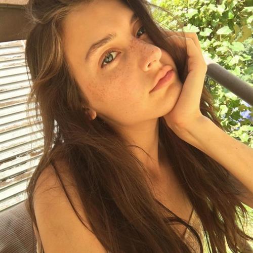 Jessica Clements taking a selfie
