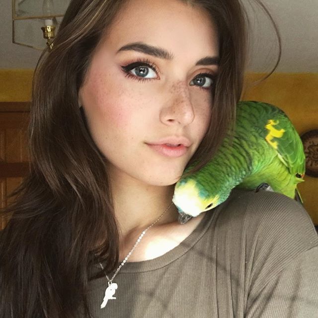 Jessica Clements tirando uma selfie