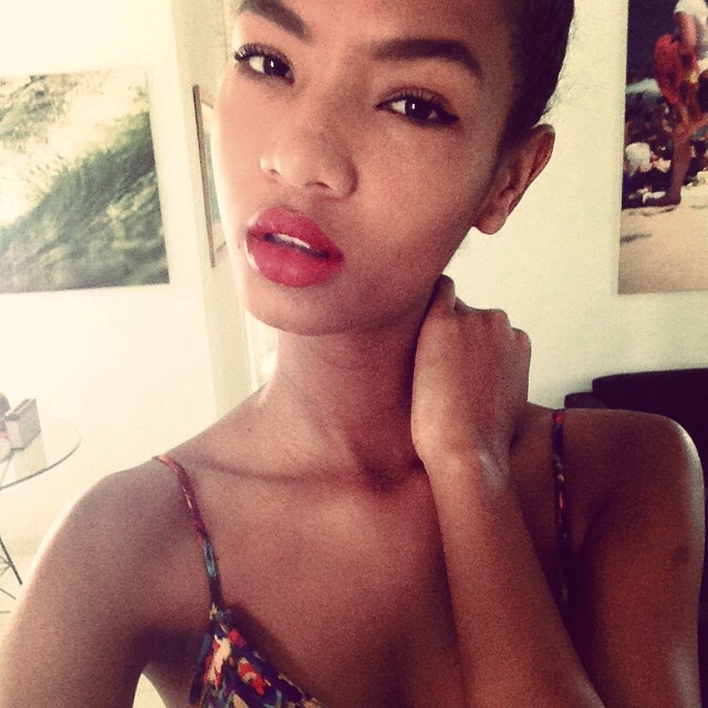 Ariela Oliveira taking a selfie