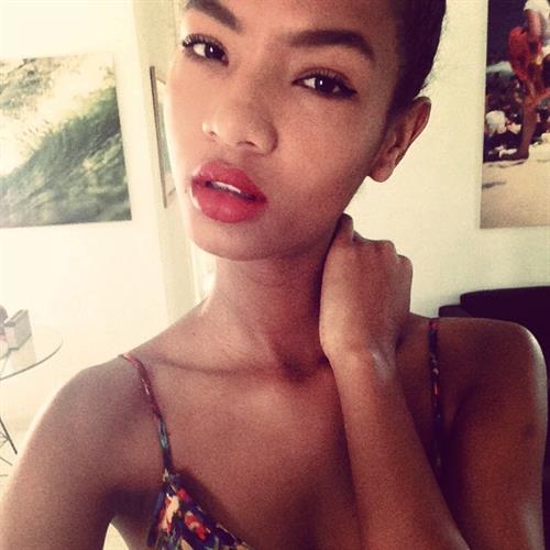 Ariela Oliveira taking a selfie