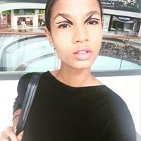 Ariela Oliveira taking a selfie