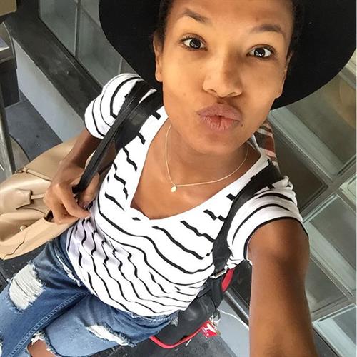 Ariela Oliveira taking a selfie