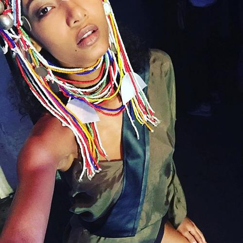 Ariela Oliveira taking a selfie