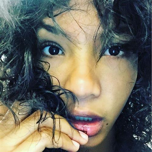 Ariela Oliveira taking a selfie