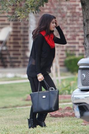 Selena Gomez Pictures Selena Gomez returning to her home outside of Dallas 11/13/12