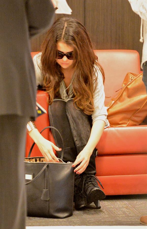 Selena Gomez at Los Angeles airport November 10, 2012