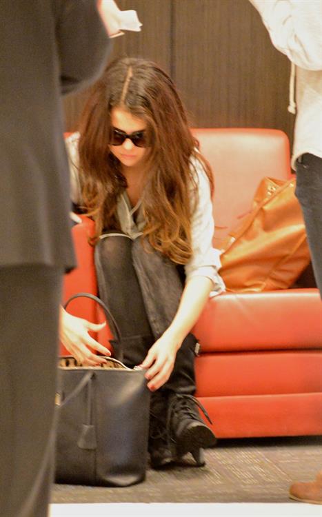 Selena Gomez at Los Angeles airport November 10, 2012