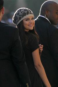 Selena Gomez In Jeans Out and About (9/27/12) 