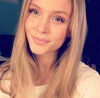 Zara Larsson taking a selfie