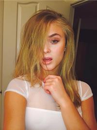 Zara Larsson taking a selfie