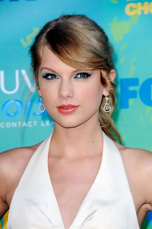 Taylor Swift at the 2011 Teen Choice Awards August 07, 2011 