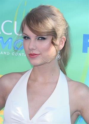 Taylor Swift at the 2011 Teen Choice Awards August 07, 2011 