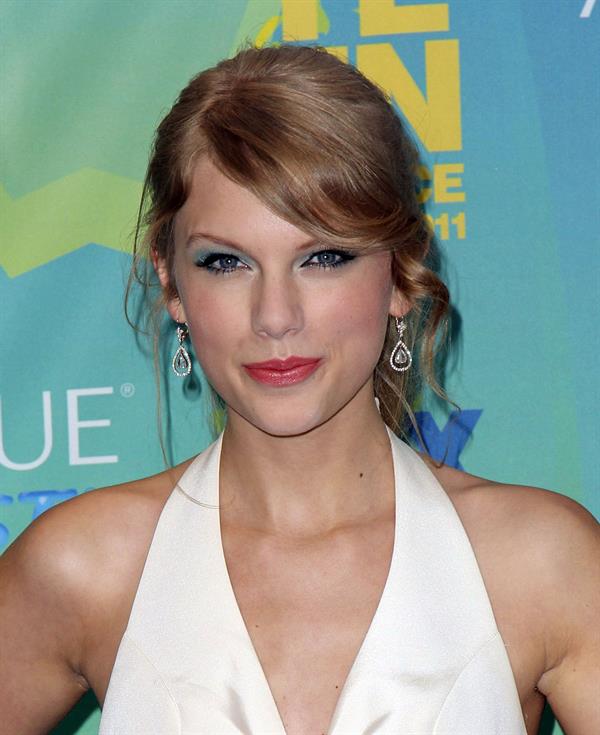 Taylor Swift at the 2011 Teen Choice Awards August 07, 2011 