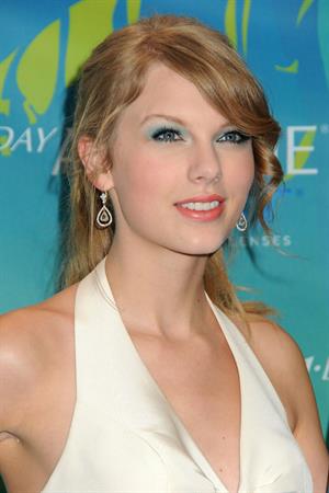 Taylor Swift at the 2011 Teen Choice Awards August 07, 2011 