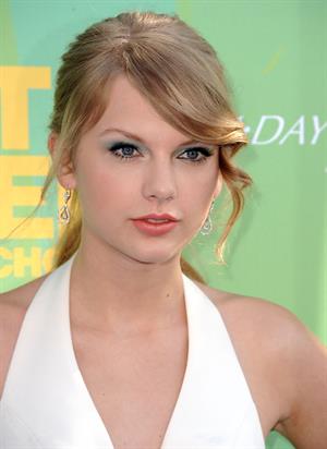 Taylor Swift at the 2011 Teen Choice Awards August 07, 2011 