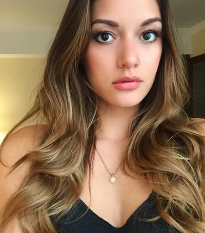 Vanessa Hanson taking a selfie