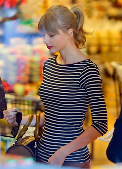 Taylor Swift grocery shopping in Studio City December 19, 2012