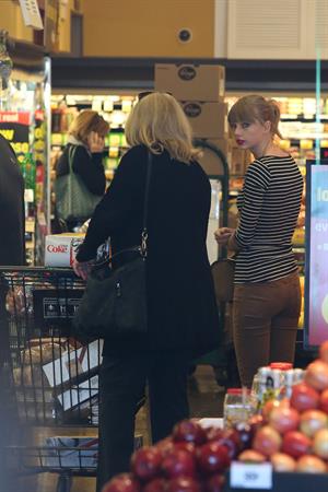 Taylor Swift grocery shopping in Studio City December 19, 2012