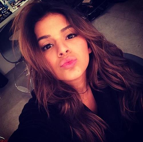 Bruna Marquezine taking a selfie