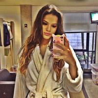 Bruna Marquezine taking a selfie