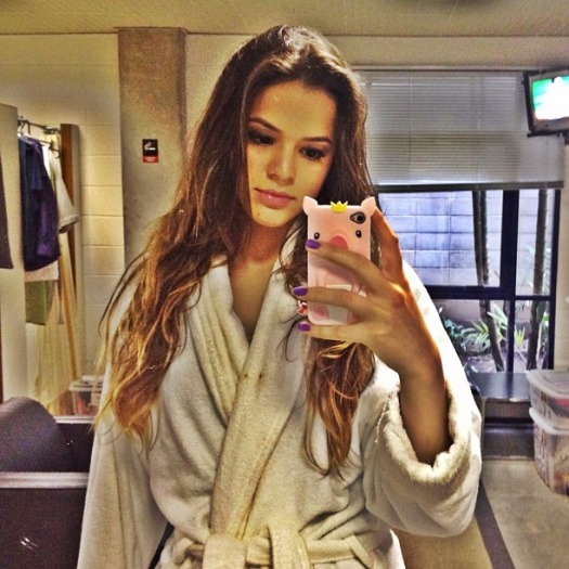 Bruna Marquezine taking a selfie