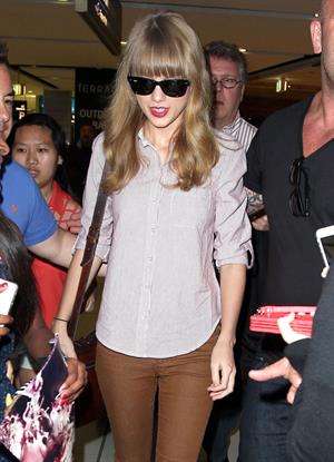 Taylor Swift in Sydney airport November 30, 2012 