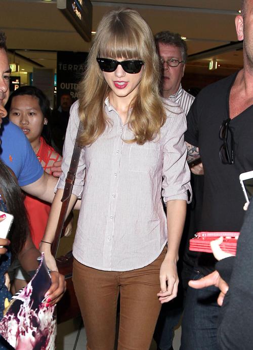 Taylor Swift in Sydney airport November 30, 2012 