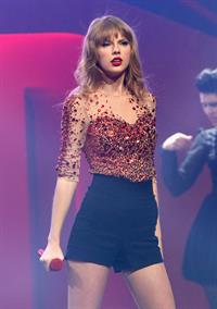 Taylor Swift at the KIIS FM 2012 Jingle Ball concert at Nokia Theatre in Los Angeles - December 1, 2012 