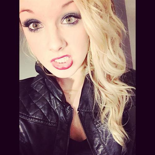 Mariah Alexis Vest Selfie Pictures Mariah Alexis Vest taking a selfie