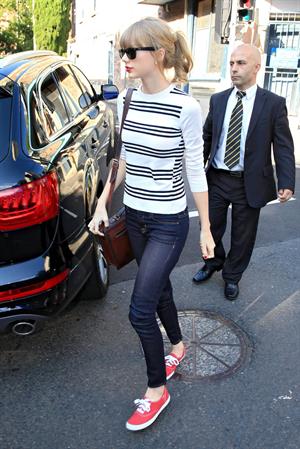Taylor Swift grabs breakfast at Bills restaurant in Sydney 11/25/12 