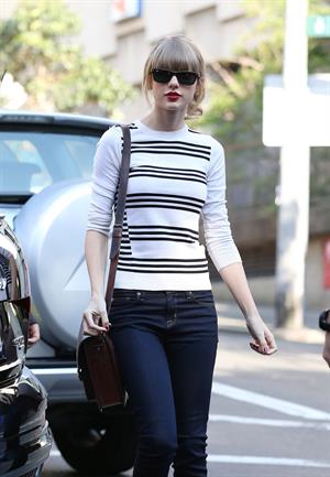 Taylor Swift grabs breakfast at Bills restaurant in Sydney 11/25/12 