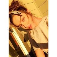 Sommer Ray taking a selfie