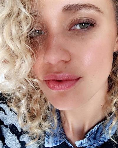 Allie Silva taking a selfie