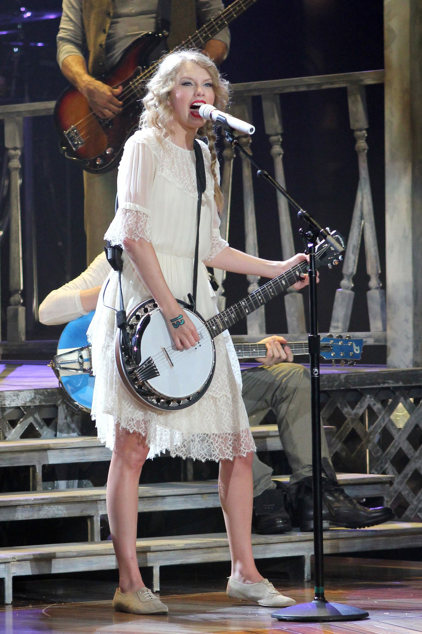 Taylor Swift performing live at prudential center in Newark July 20, 2011