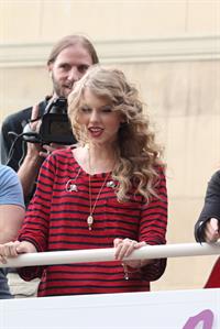 Taylor Swift surprise show at Hollywood Highland October 29, 2010