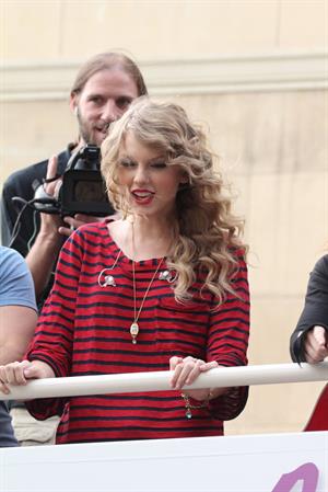 Taylor Swift surprise show at Hollywood Highland October 29, 2010