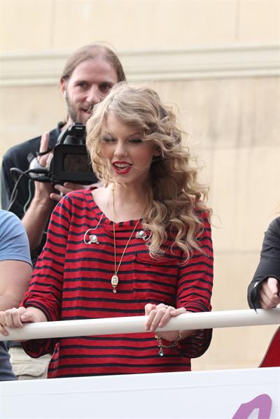 Taylor Swift surprise show at Hollywood Highland October 29, 2010