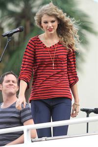 Taylor Swift surprise show at Hollywood Highland October 29, 2010