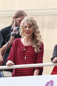 Taylor Swift surprise show at Hollywood Highland October 29, 2010