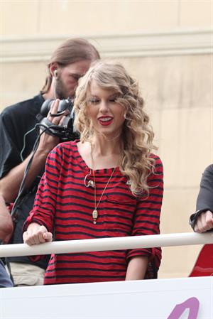 Taylor Swift surprise show at Hollywood Highland October 29, 2010