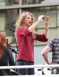 Taylor Swift surprise show at Hollywood Highland October 29, 2010