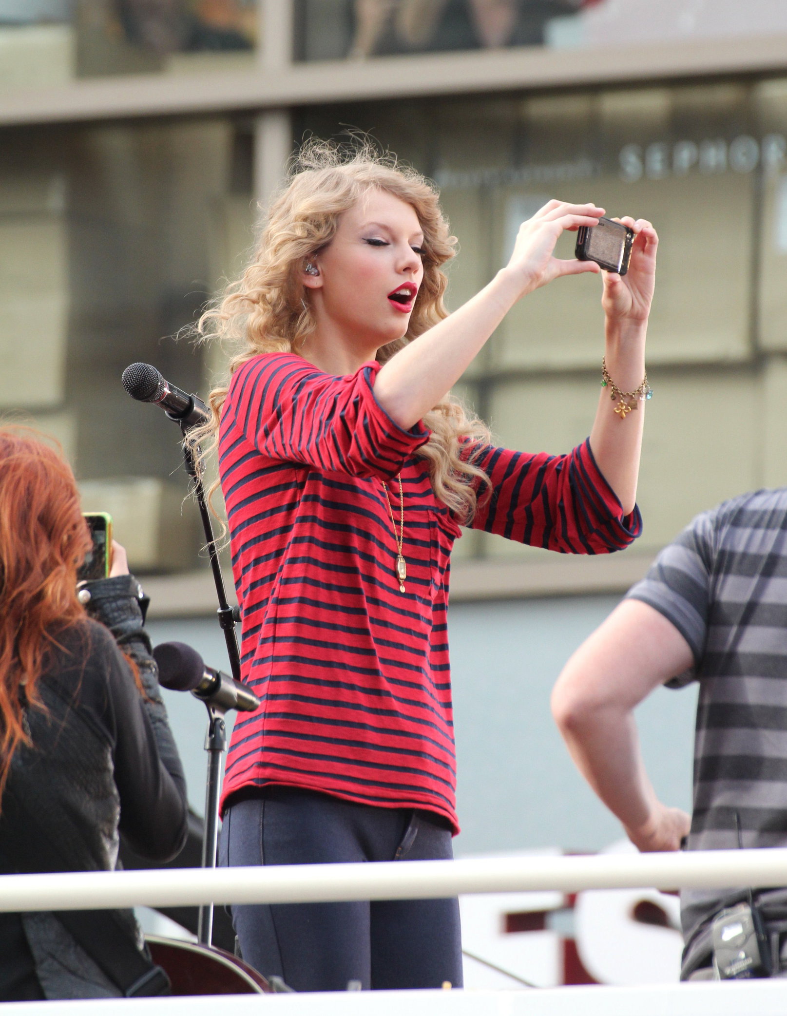 Taylor Swift surprise show at Hollywood Highland October 29, 2010