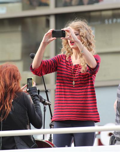 Taylor Swift surprise show at Hollywood Highland October 29, 2010