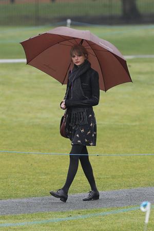 Taylor Swift goes shopping in London on January 24, 2012 