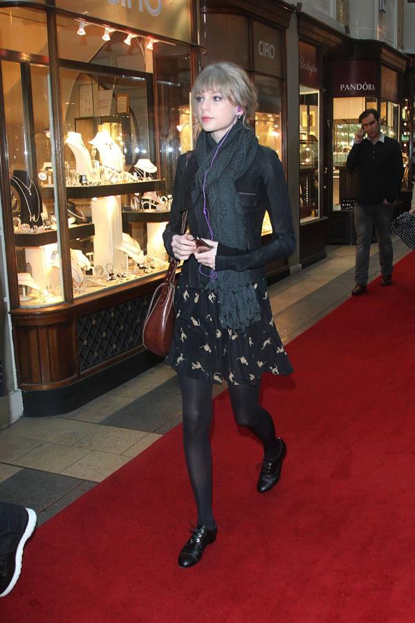 Taylor Swift goes shopping in London on January 24, 2012 