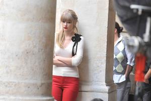 Taylor Swift films music video for ‘Begin Again’ in Paris 10/1/12 